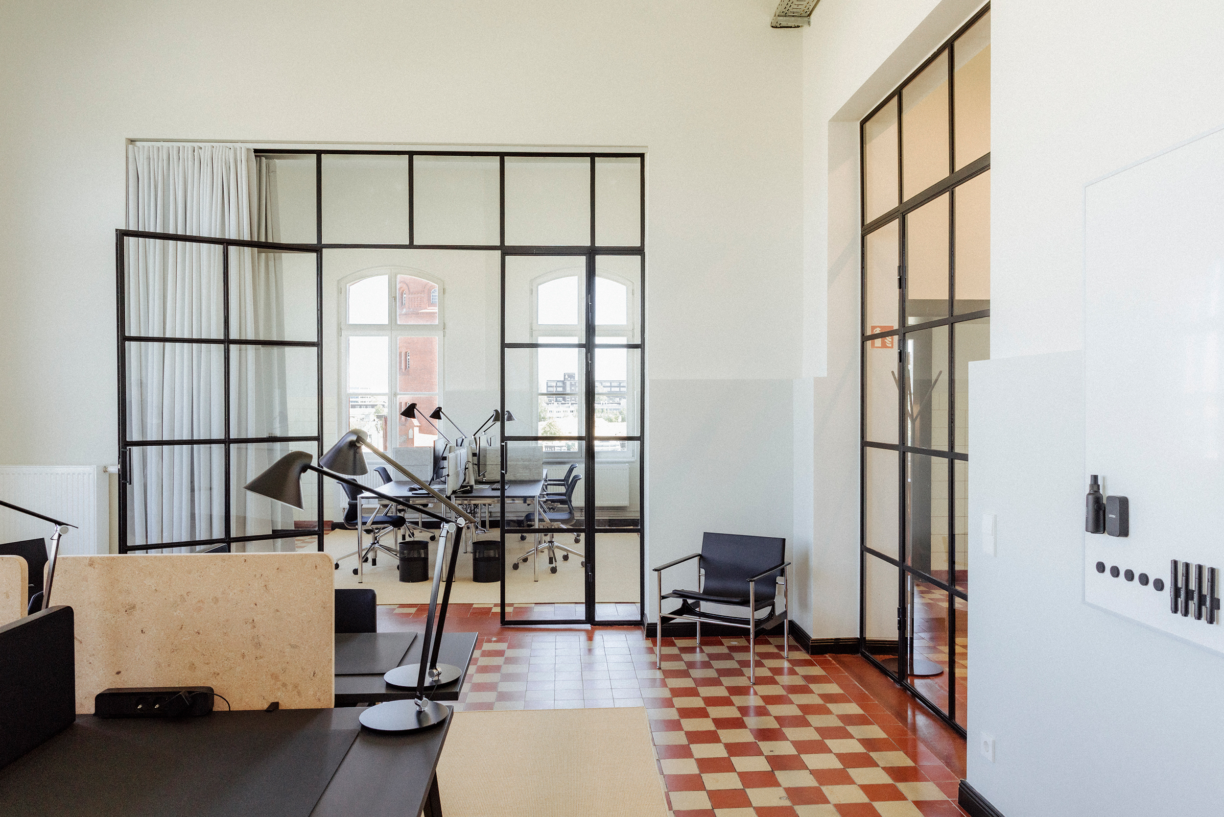 Heller Coworking Space mit hochwertiger Einrichtung